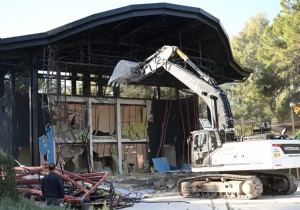 Kemer'de Kaçak yapıların yıkımı sürüyor